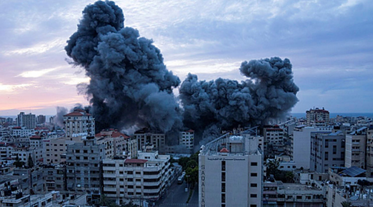 Izraeli ellentámadásban rakétacsapás ér egy lakóövezetet Gáza városában 2023. október 7-én/Fotók: MTI/AP/Fatima Shbair