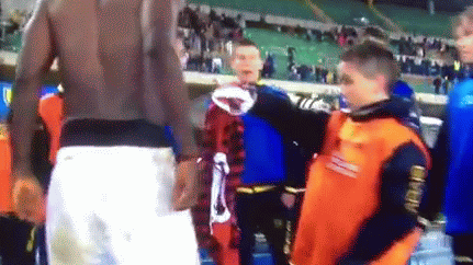 Sulley Muntari po meczu Milanu z Chievo był w znakomitym humorze, bo to jego trafienie dało zwycięstwo gigantom z Mediolanu. Pomocnik z radości postanowił po meczu podarować swoją koszulkę jednemu z chłopców od podawania piłek.