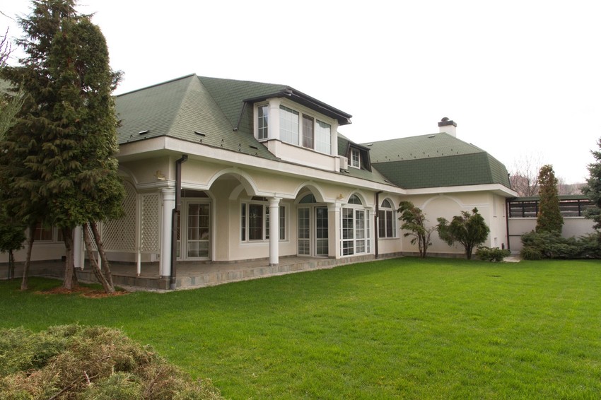 Kuća ima od 1.400 kvadrata ima deo za vežbanje, bazen i botanički baštu