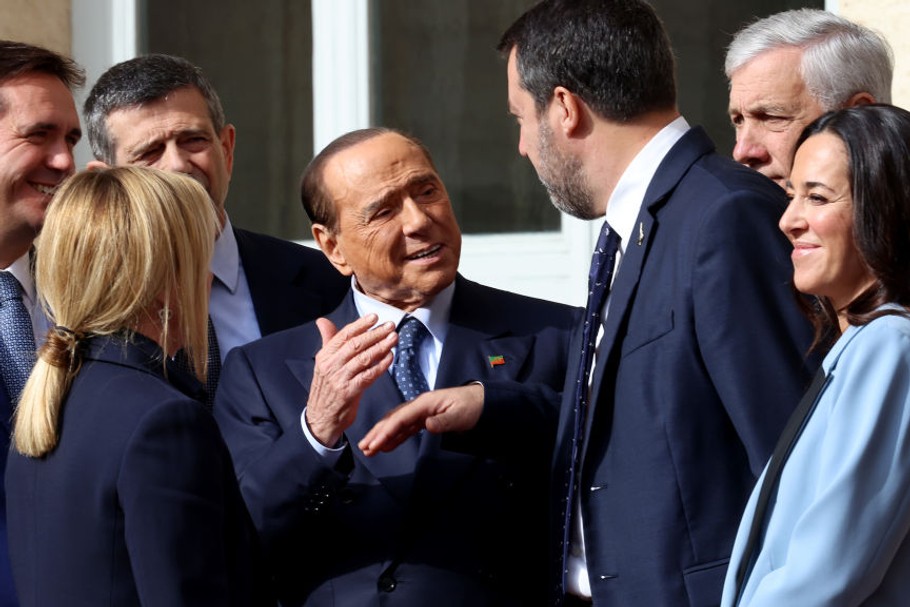 Dziś Silvio Berlusconi przeżywa drugą, a może już trzecią czy czwartą młodość. Chirurdzy plastyczni mają przy tym pełne ręce roboty, a efekty zbyt wielu zabiegów liftingujących są aż nadto widoczne.