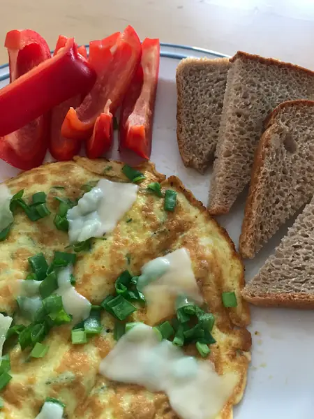 Omlet z serem, papryka i razowe pieczywo w ramach diety pudełkowej