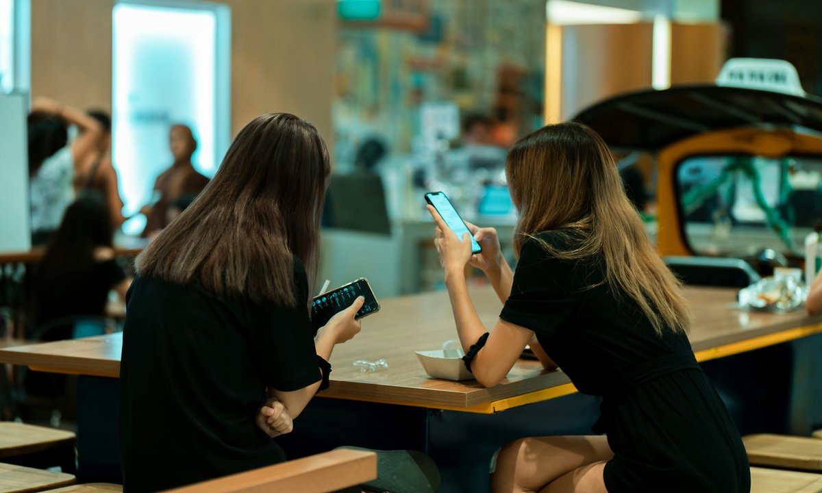Włosi zaostrzają przepisy. Zakaz telefonów również w szkołach średnich