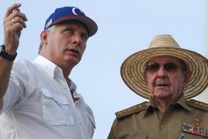 Prezydent Kuby Miguel Díaz-Canel z I sekretarzem partii komunistycznej Raúlem Castro. Fot. Alexandre Meneghini/Reuters