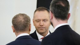 powitanie tuska z nawrockim przed rbn. ich gesty przykuły uwagę