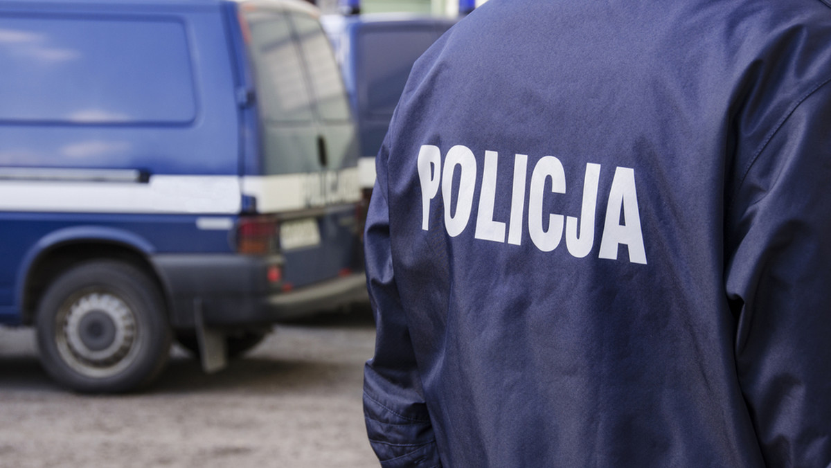 Dziś zarzut czynnej napaści na policjanta i uszkodzenia radiowozu usłyszał zatrzymany wczoraj 24-latek. To już druga osoba, która odpowie za poniedziałkowy atak na funkcjonariuszy. Trzeci z zatrzymanych, 41-latek został wypuszczony do domu.