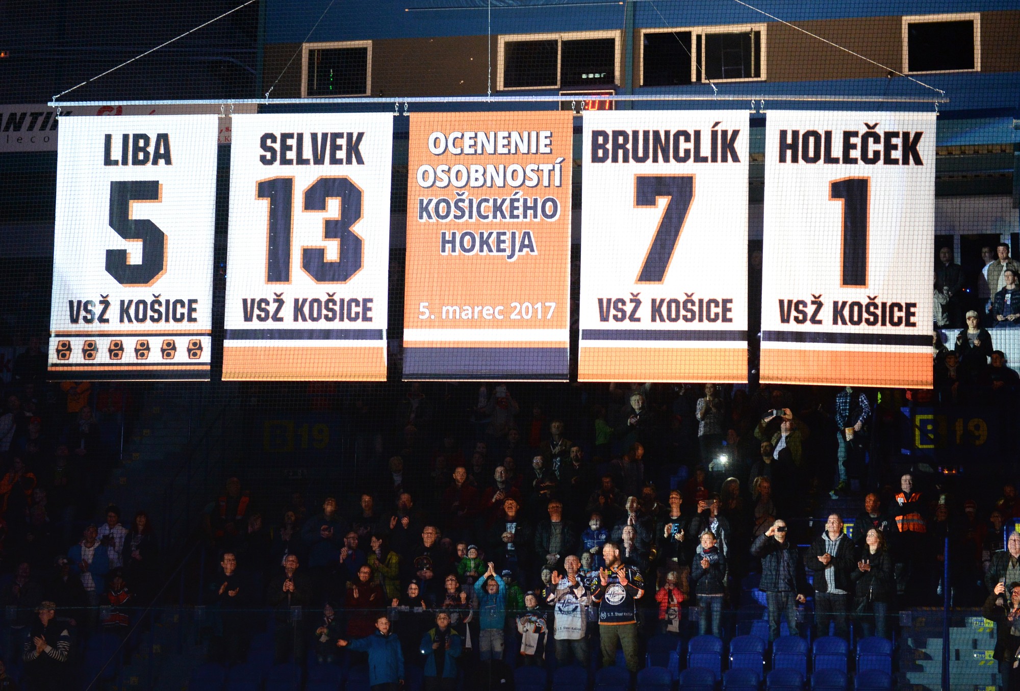 Slávnostné vyvesenie dresov bývalých hokejistov košického klubu zľava  Igora Libu, Jána Selveka, Bedřicha Brunclíka a Jiřího Holečeka pod stropom Steel arény v Košiciach 5. marca 2017.