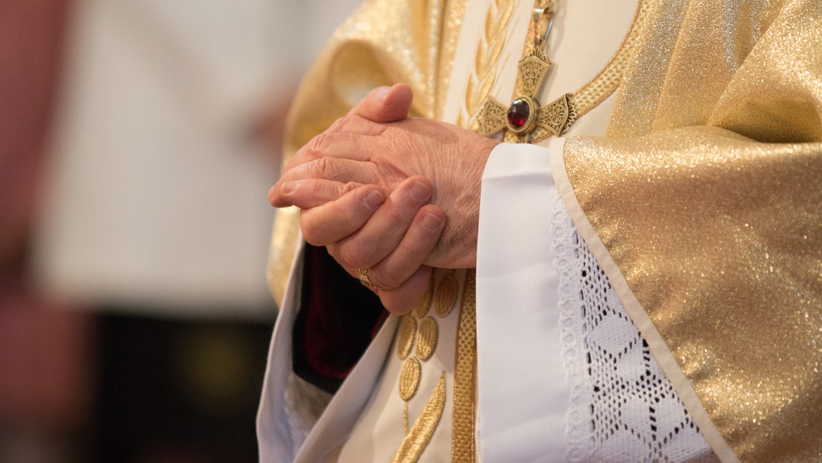 Ciało młodego mężczyzny w mieszkaniu księdza. Duchowny usłyszał zarzuty