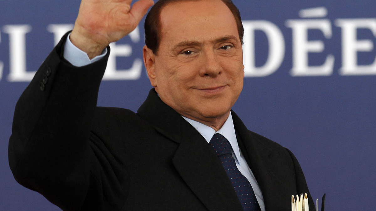 Silvio Berlusconi jest już wolnym człowiekiem. Właśnie zakończyła się jego sprawa rozwodowa z Veronicą Lario. Polityk wreszcie będzie mógł poślubić swoją młodszą o 50 lat partnerkę.