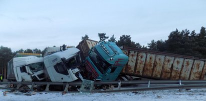 Karambol ciężarówek. Auta są zmiażdżone. To cud, że nikt nie zginął