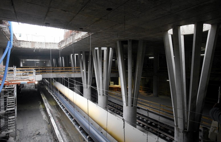 Do końca dobiega także budowa centralnego odcinka II linii metra w Warszawie. Inwestycja ma się zakończyć pod koniec września 2014 r. <a href='http://forsal.pl/galerie/797758,zdjecie,1,budowa-ii-linii-metra-w-warszawie-zobacz-jak-wyglada-stacja-stadion-narodowy-zdjecia.html'target='_blank' style='color: blue'>Prezentujemy zdjęcia ze stacji Stadion Narodowy. </a>