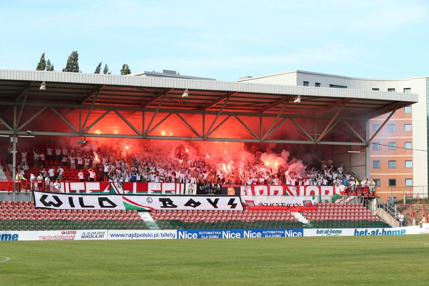 Ile Legia zapłaciła za idiotów rozrabiających na trybunach!?