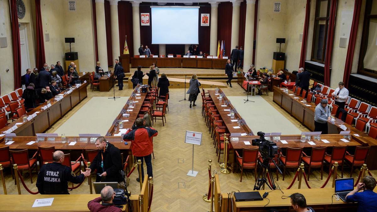 Posiedzenie Rady Warszawy, zwołane na wniosek prezydent stolicy, nie odbyło się z powodu braku kworum. Rada miała głosować nad uchwałą ws. utworzenia odrębnych obwodów głosowania i siedzib obwodowych komisji podczas marcowego referendum dot. zmiany granic Warszawy.