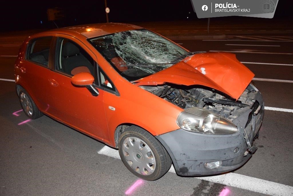 Chodec zomrel v Bratislave po zrážke s autom, šiel mimo priechodu.