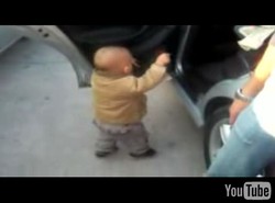 Tańczy jak Travolta, a ledwo odrósł od ziemi