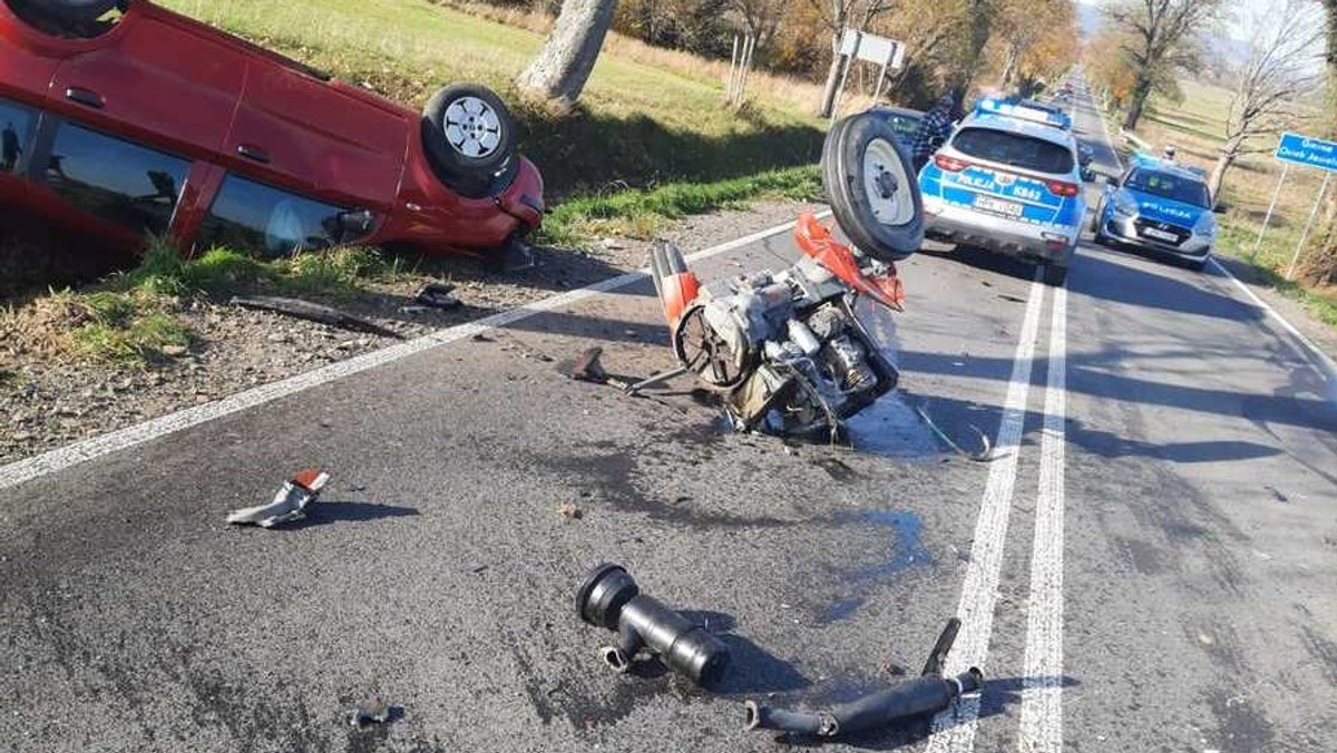 Niebezpieczne zderzenie na Podkarpaciu. Ciągnik rozpadł się na dwie części