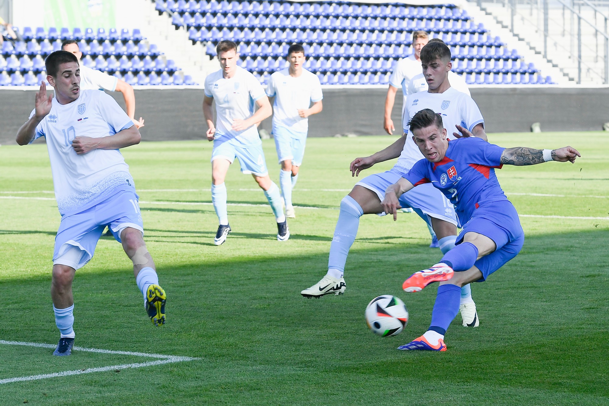 Vpravo Tomáš Suslov (Slovensko) strieľa druhý gól, prizerajú sa Michele Cevoli (druhý sprava) a vľavo Filippo Berardi (obaja San Maríno).