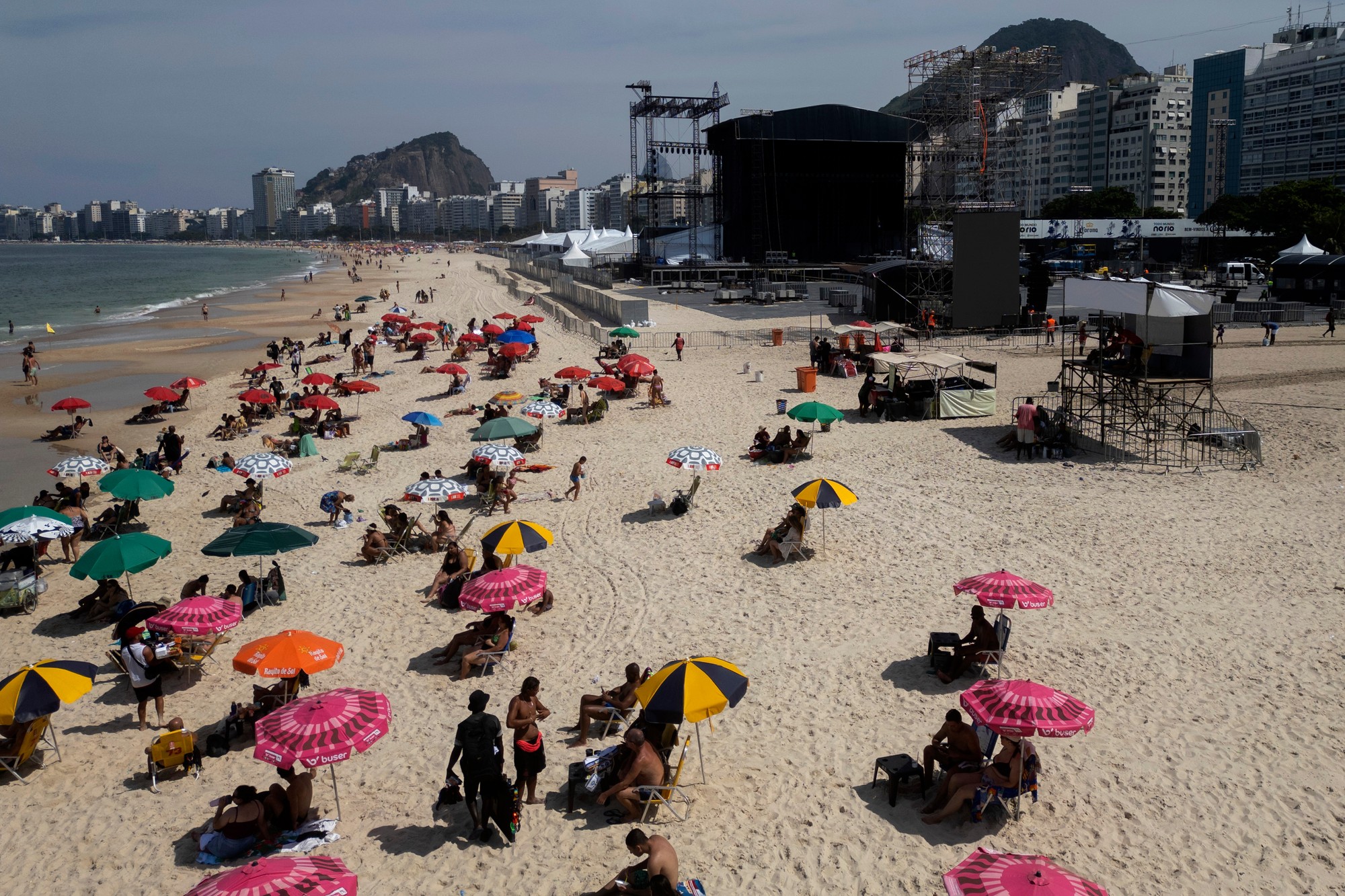 Pred koncertom Shakiry na pláži Copacabana zomrel pracovník pri montáži pódia. 