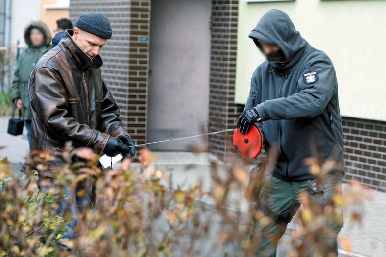 Prokurator Wojciech Zimoń (z lewej) w trakcie eksperymentu w Koninie w listopadzie 2019 r. 