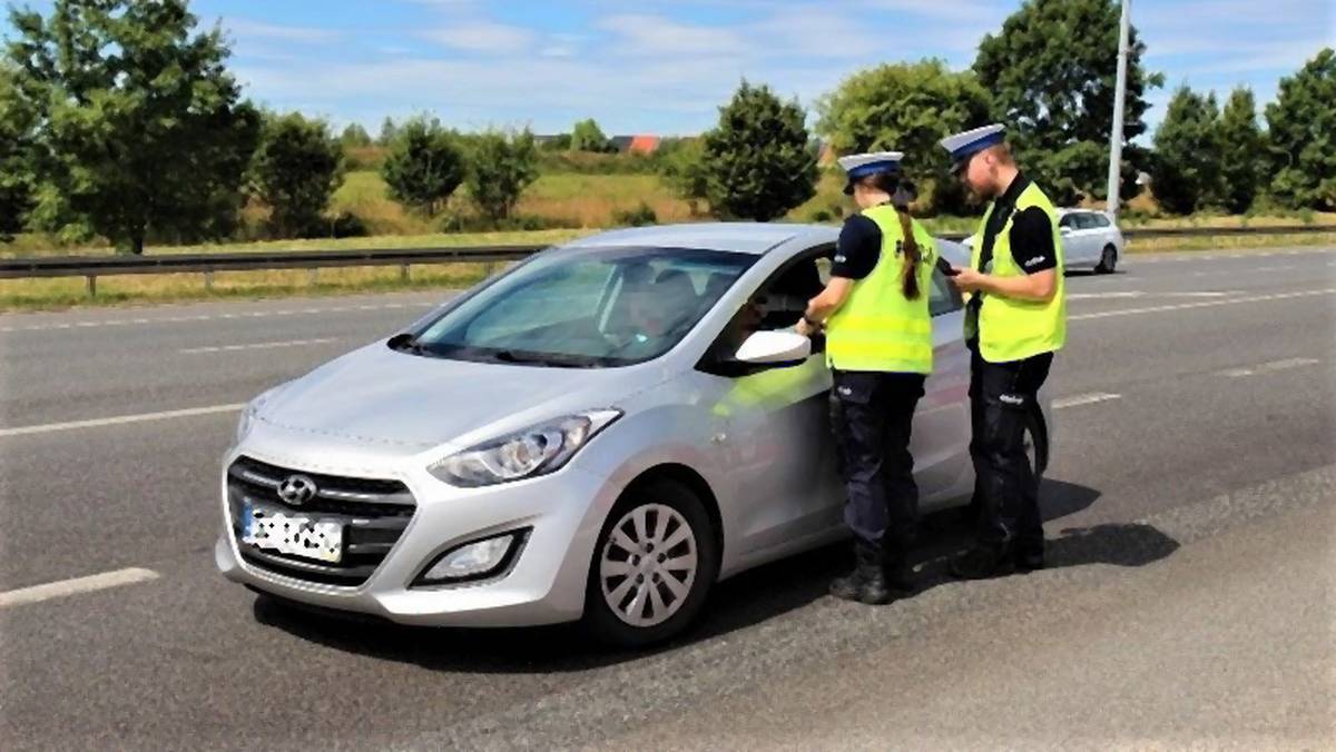 Policjanci z Wrocławia podczas akcji "Dystans" sprawdzali, czy kierowcy stosują się do obowiązku utrzymywania odpowiedniego dystansu od poprzedzającego pojazdu