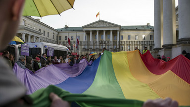 Aktywiści o Trzaskowskim: życie osób LGBT+ zostało sprowadzone do pustego gestu