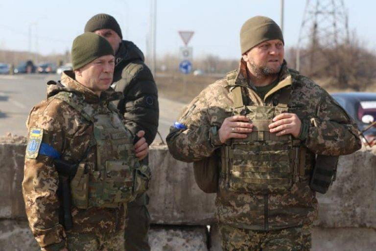 Generał Załużny (po prawej) w czasie obrony Kijowa, 16 marca 2022 roku.