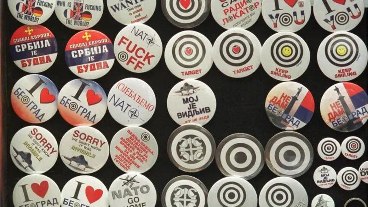 Bedževi koji su prodavani na ulicama Beograda za vreme NATO bombardovanja 1999. | Foto: Getty Images