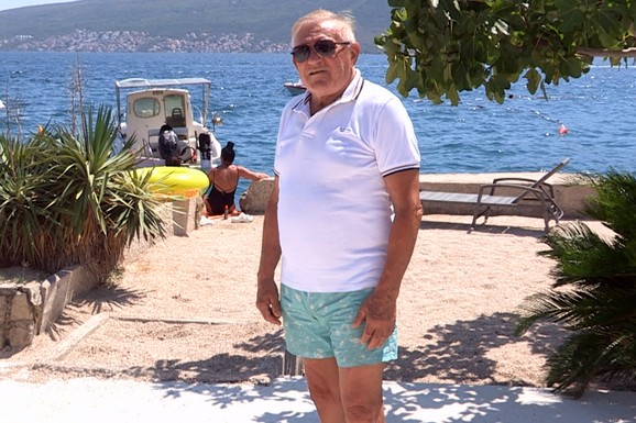 PEVAČ (75) DOŽIVEO NEPRIJATNOST PA SE HITNO OGLASIO! Evo šta mu se desilo, a zbog imanja od 1.500.000 evra mnogi mu zavide: Kolege zbog ovoga kažu da je stipsa