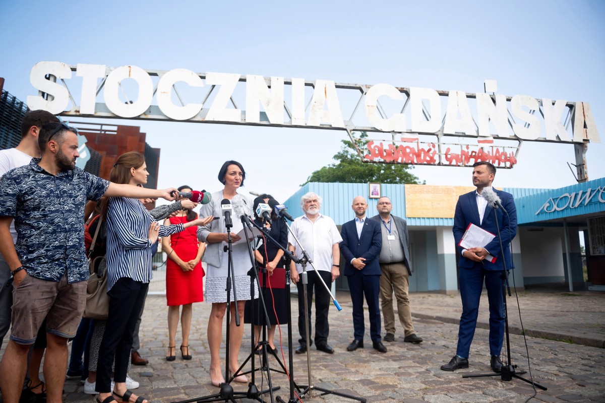 Briefing prasowy przed Bramą nr 2 Stoczni Gdańskiej