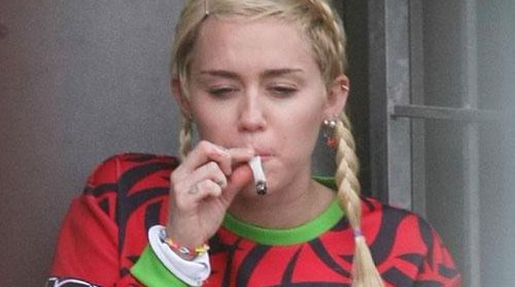 Miley Cyrus füves cigit szívott az utcán!