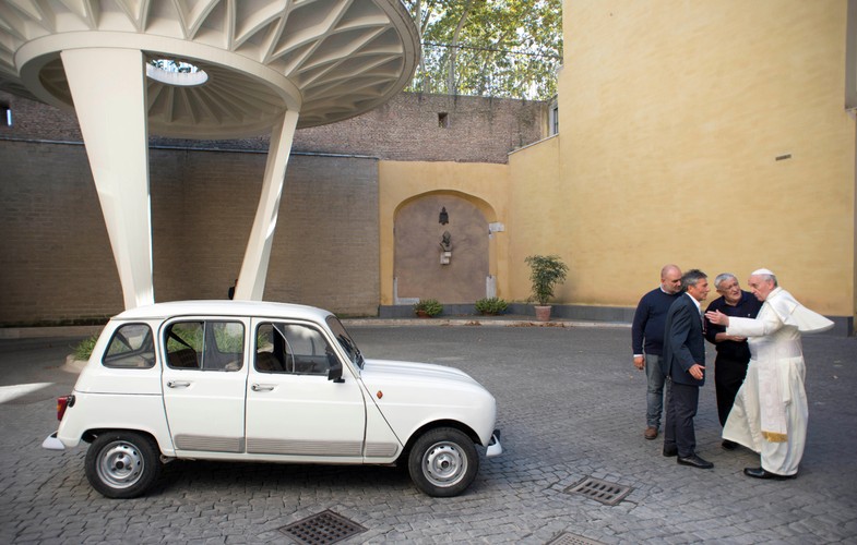Papież Franciszek i jego 'nowe papamobile' czyli renault 4
