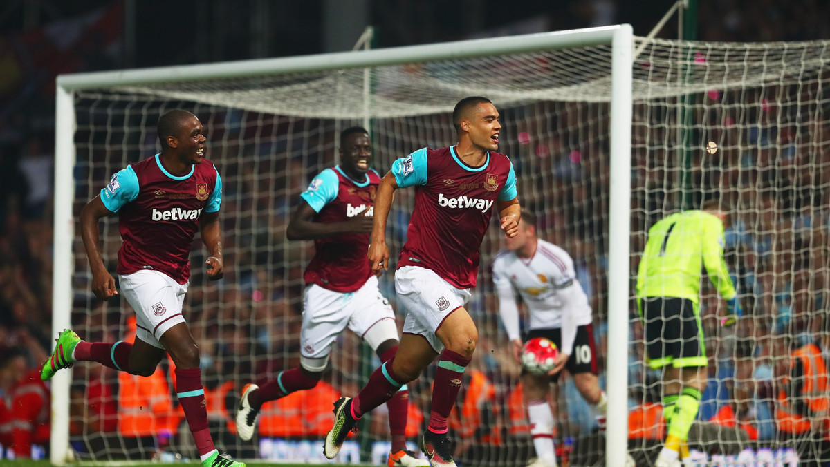 W pożegnalnym meczu na Boleyn Ground West Ham United wygrał 3:2 z Manchesterem United. Spotkanie rozpoczęło się z 45-minutowym opóźnieniem. Powodem był atak kiboli gospodarzy na autokar gości i policyjną eskortę.