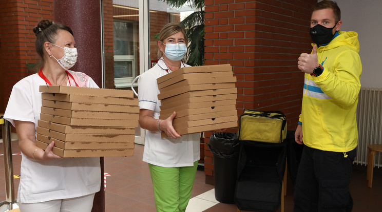 Nagyon örültek a kórház dolgozói, ami-kor átvették a futártól a 20 darab pizzát, amely éppen ebédidőben érkezett /Fotó:  KO 