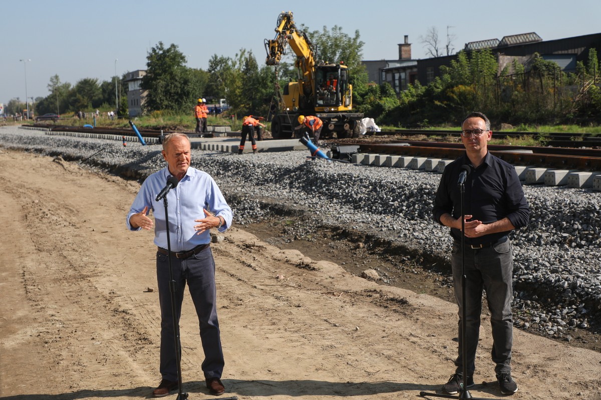 Łomża, 05.09.2025. Premier Donald Tusk (L) oraz minister infrastruktury Dariusz Klimczak (P) podczas wizyty na terenie rewitalizowanej linii kolejowej nr 49 Łomża-Śniadowo, 5 bm. w Łomży. (sko) PAP/Artur Reszko