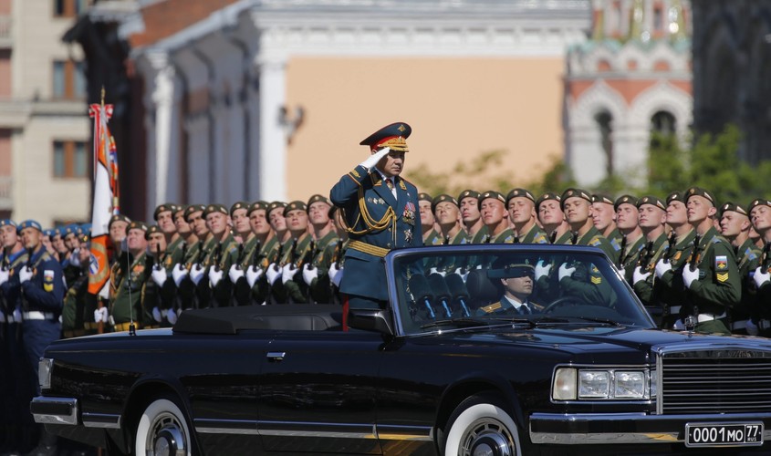 Defiladę na Placu Czerwonym przyjmował minister obrony Rosji Siergiej Szojgu. Ponad 10 tys. żołnierzy i oficerów reprezentowało wszystkie rodzaje rosyjskich sił zbrojnych. Po raz pierwszy przez Plac Czerwony przemaszerowały żołnierki - słuchaczki uczelni wojskowych.
Rosyjski Minister Obrony Siergiej Szojgu, EPA/YURI KOCHETKOV Dostawca: PAP/EPA.