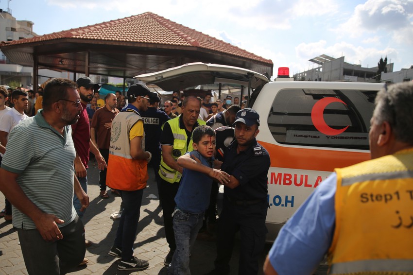 Hitna pomoć pomaže ranjenim Palestincima kod bolnice Al Šifa u Gaza Sitiju 18. oktobra
