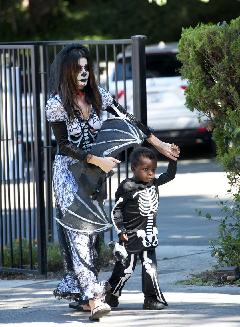 Sandra Bullock z synem w 2013 roku jako szkieletory