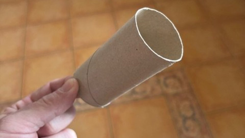 Stačia tri kvapky esenciálneho oleja do kartónu a kúpeľňa môže voňať sviežo aj niekoľko dní.
