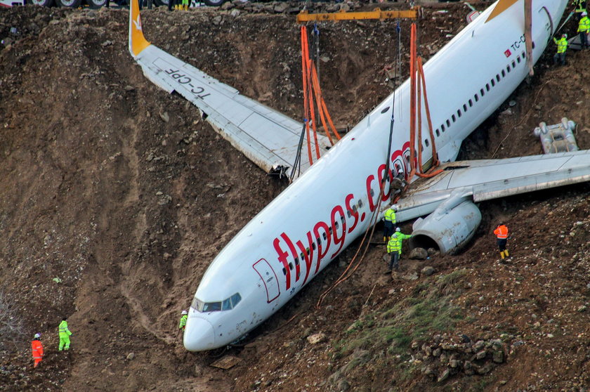 Podnieśli 40-tonowy samolot, który zsunął się z klifu. ZDJĘCIA