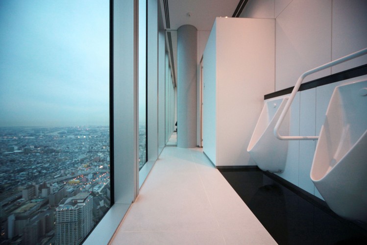 Męska toaleta wewnątrz budynku Abeno Harukas.