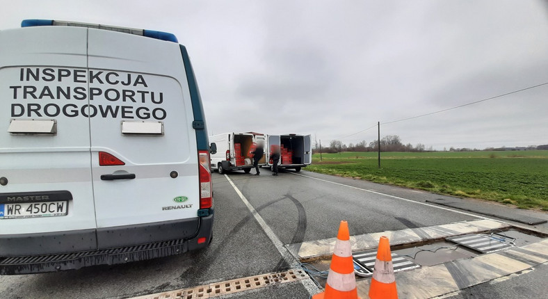 Tir przewoził za dużo kukurydzy, a bus przesadził z warzywami