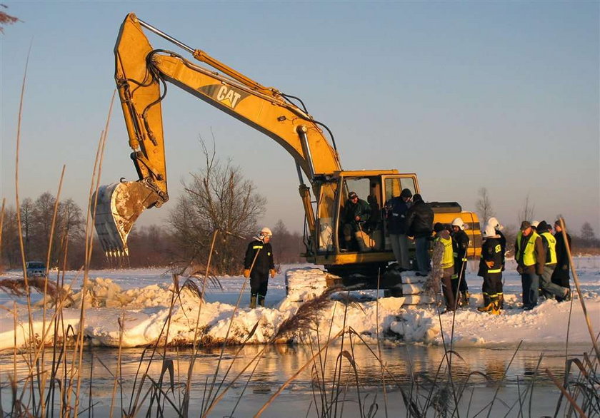 Auto geologów w rzece. Nowe fakty