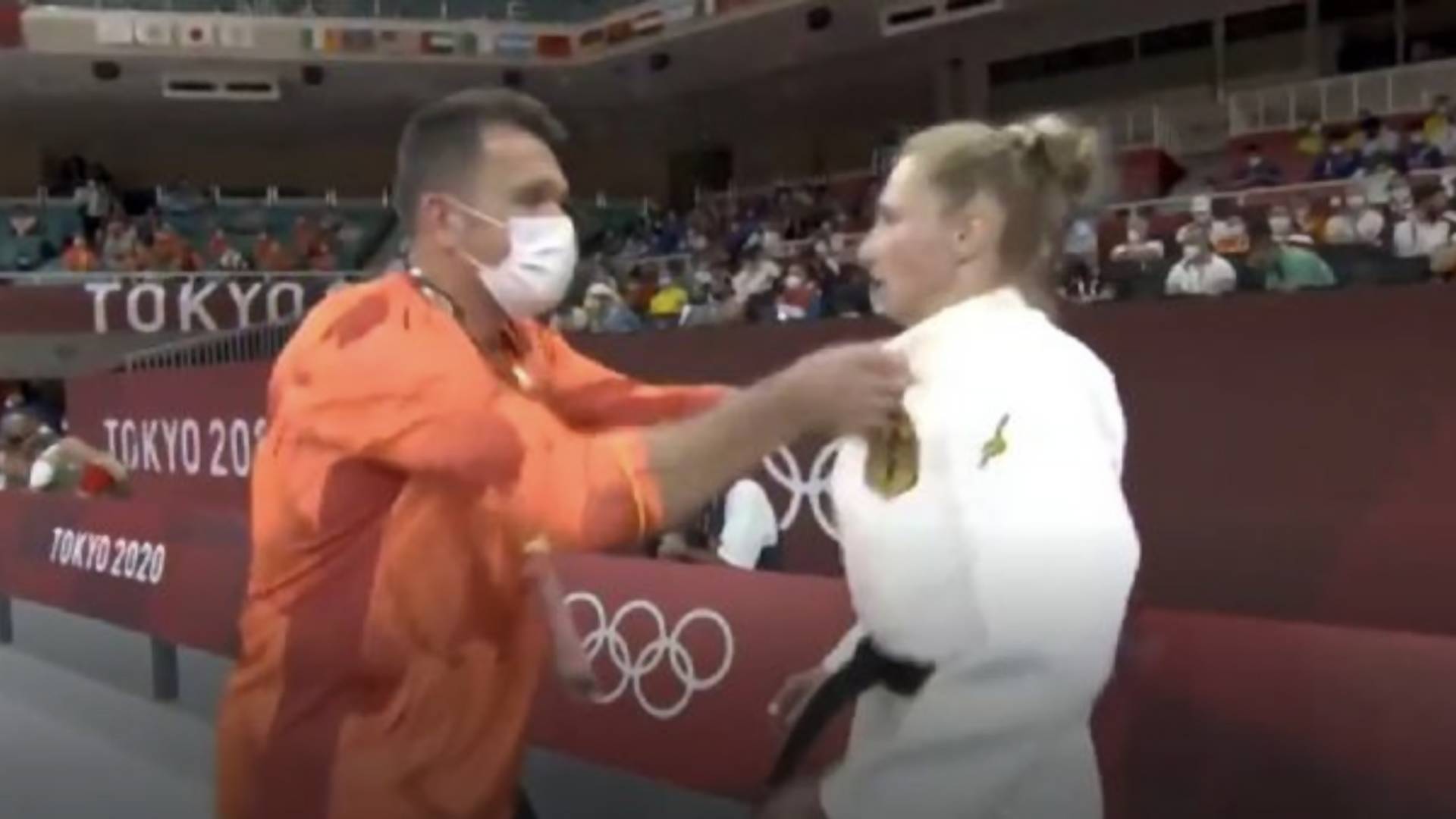 Diváci ostali šokovaní. Tréner pred zápasom udrel svoju olympijskú zverenkyňu do tváre