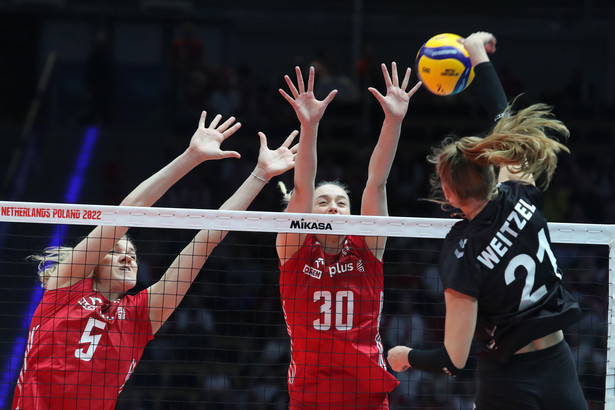 Agnieszka Korneluk (L) i Olivia Różański (C) oraz Camilla Weitzel (P) z Niemiec podczas meczu grupy F mistrzostw świata siatkarek w Łodzi