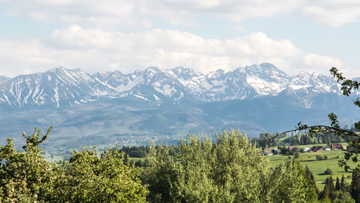 Tatry. Akcja TOPR. Na szczytach śnieg, a turyści w letnich ubraniach