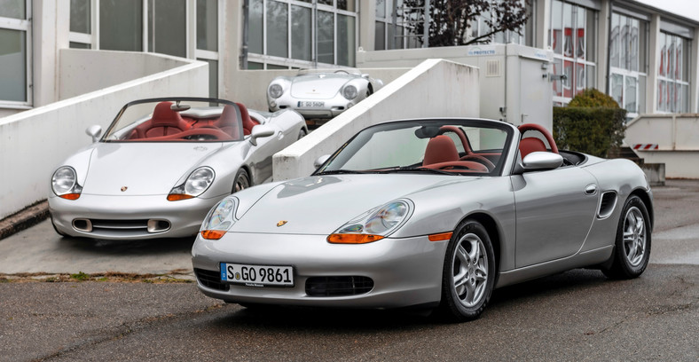 Porsche Boxster I: zaczęło się prototypu (po lewej), a trzy lata później debiutowała seryjna wersja.