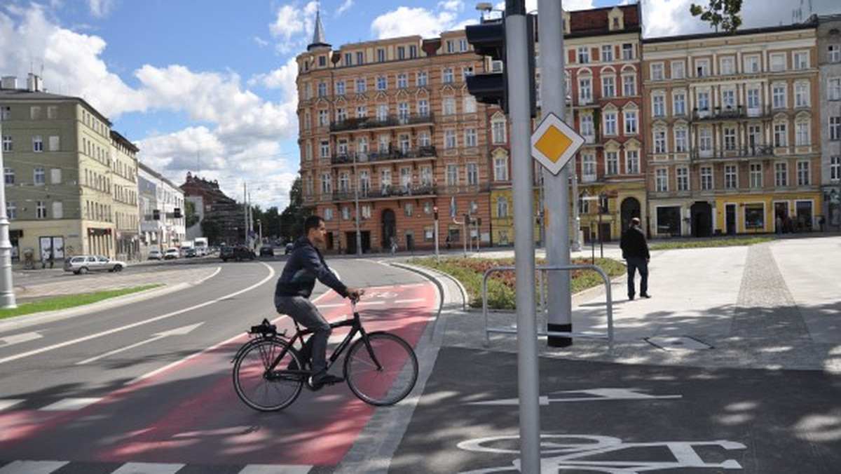 We Wrocławiu działa szkoła jazdy rowerowej. Pod okiem instruktorów pomoże chętnym doskonalić umiejętności w poruszaniu się jednośladem po mieście - informuje portal mmwroclaw.pl.