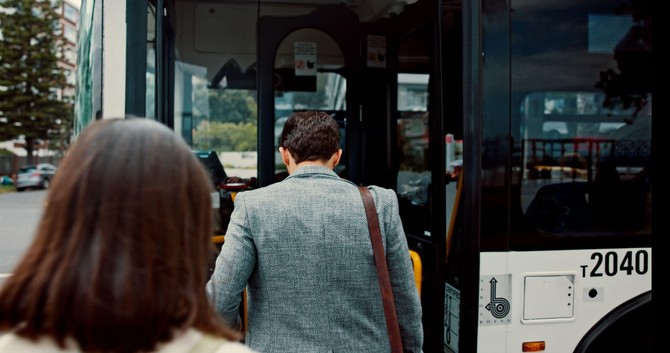 Momak i devojka upoznali su se u autobusu za Nemački