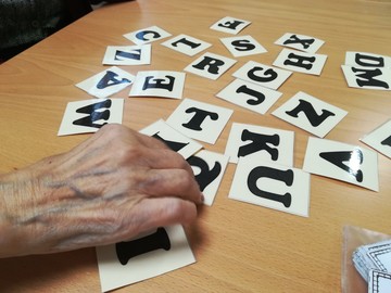 Agyvérzés után arctorna és okostelefon a kommunikációs képesség visszaépítéséért