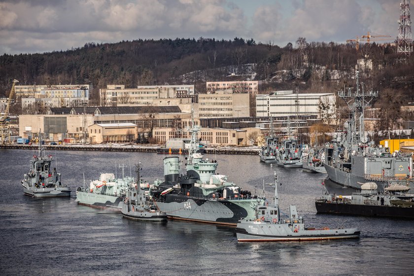 ORP Błyskawica w drodze do stoczni.