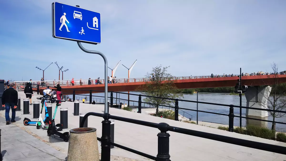 Nowy warszawski most pieszo-rowerowy w strefie zamieszkania